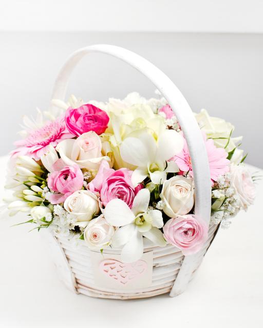 Basket arrangement in light colours