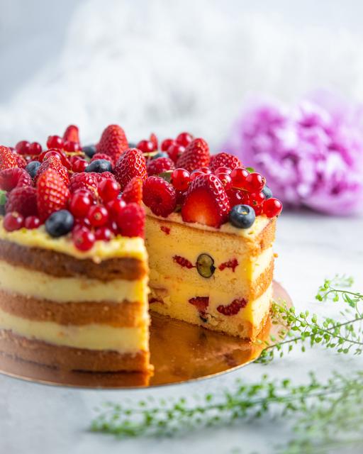 Curd cream cake with fresh berries