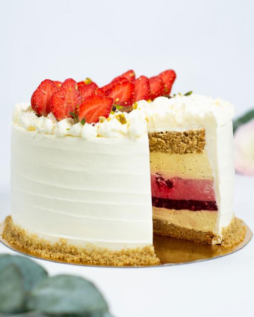 Pistachio cake with raspberries