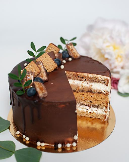 Snickers Caramel Cake