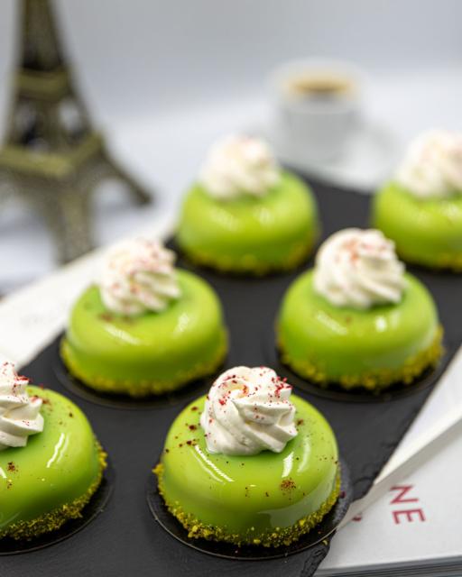 Raspberry pistachio cakes