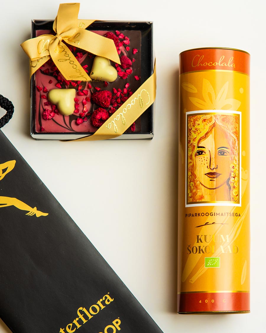 Karštas šokoladas su meduoliais ir aviečių ir tamsaus šokolado plytelė