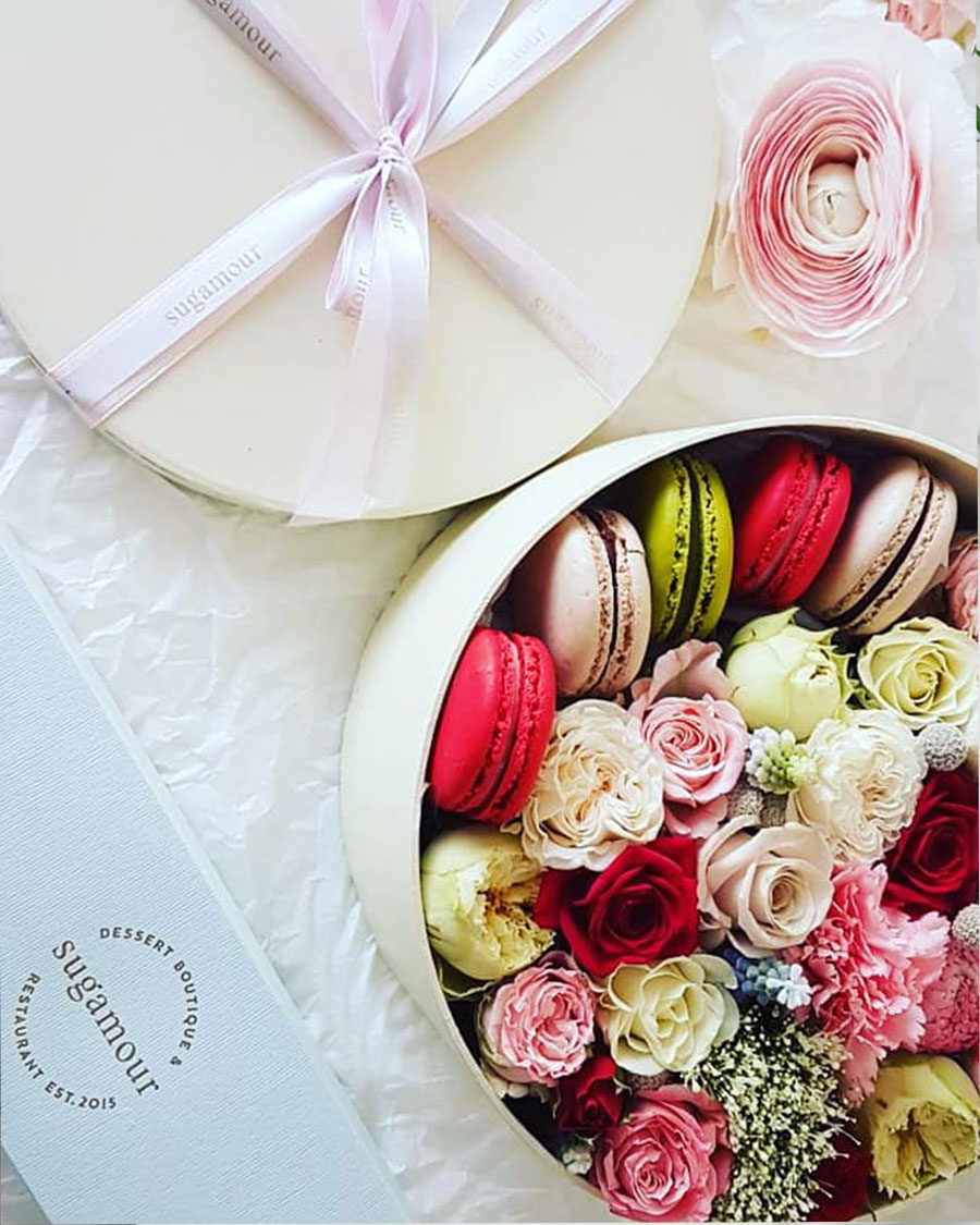 Flower box with macarons Gourmet Interflora Lithuania. Flower Delivery