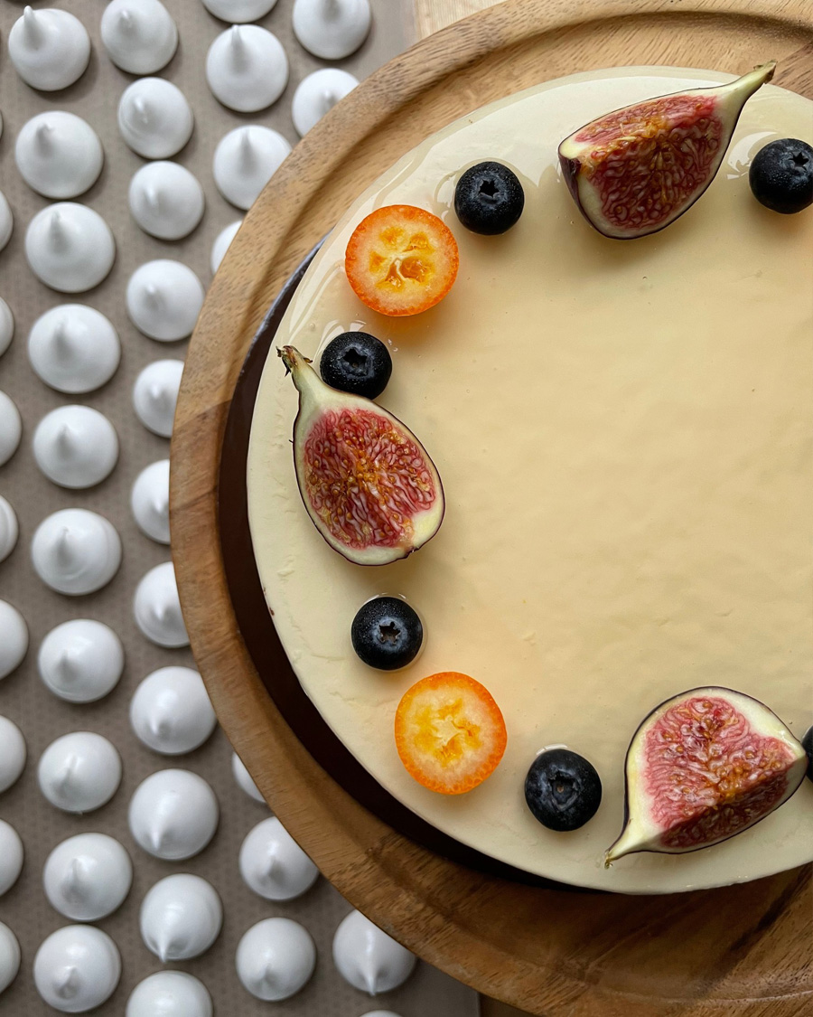 Juodųjų serbentų ir varškės kremo tortas