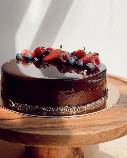 Juodojo šokolado ir egzotinių vaisių tortas